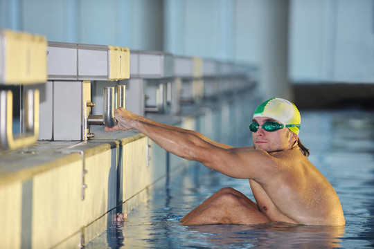 年輕的swimmmer游泳開始