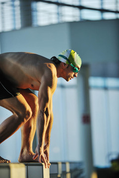 年輕的swimmmer游泳開始