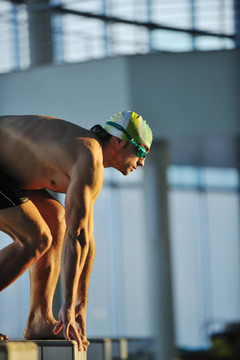 年輕的swimmmer游泳開始