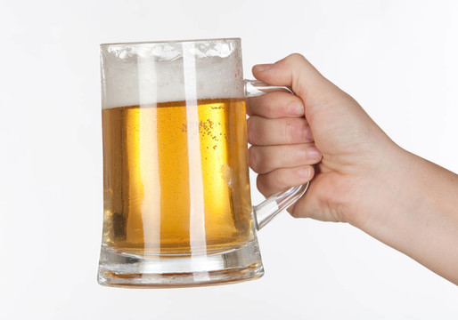 玻璃罐里的啤酒