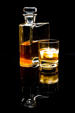蘇格蘭威士忌或波本威士忌喝冰飲料瓶