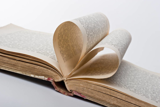 折疊成心形的書的書頁