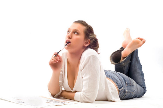 一個(gè)白人背景下孤立的年輕女人的肖像