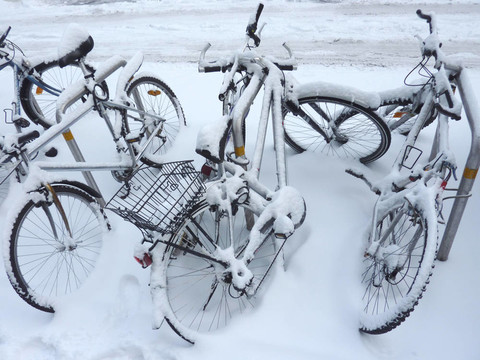 雪覆蓋的自行車