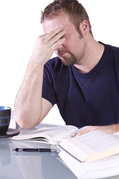 失意大學生帶書上桌上學習
