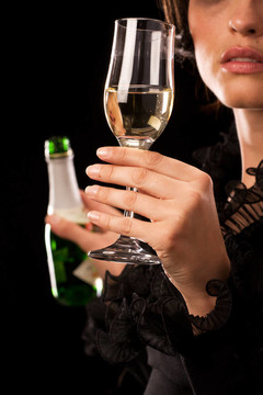 女人倒了一杯汽酒