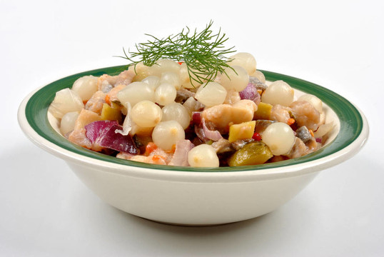 一些新鮮的有機(jī)鯡魚(yú)沙拉在碗里