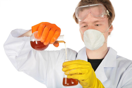 科學(xué)家在呼吸器和橡膠手套倒棕色液體從一瓶另一