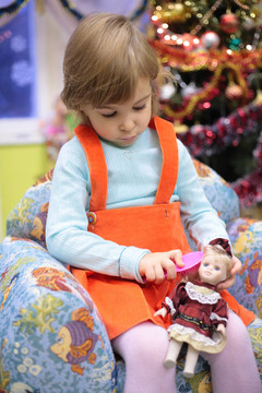 幼兒園女孩帶娃娃