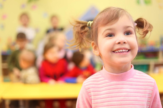 幼兒園小微笑女孩