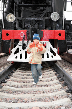 火車前男孩跑