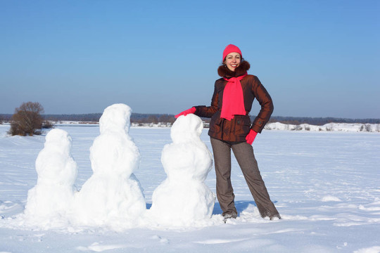 年輕美麗的女人和三個(gè)雪人