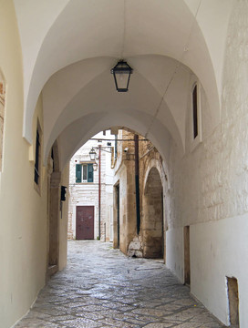 韋爾薩諾特征的小巷。Apulia。
