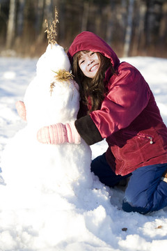 在雪中玩耍的女孩