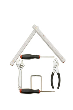 房子從建筑工具孤立在白色