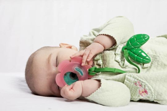 用安撫奶嘴睡覺的嬰兒