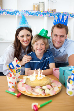 快樂的小男孩慶祝他的生日