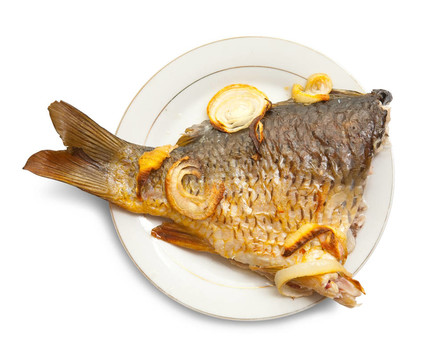 白盤子上的鯉魚