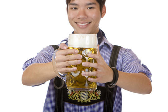 亞洲男子拿著啤酒斯坦到相機的幸福笑容。白色隔離。