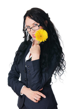 年輕迷人的女商人穿著深色連衣裙