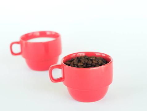 兩杯咖啡和牛奶