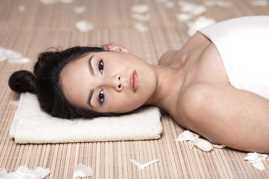 年輕美女接受SPA治療
