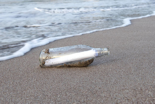 孤獨(dú)海岸線上的瓶子里的信息
