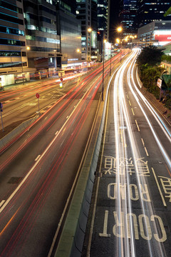 繁忙的高速公路在香港的夜晚