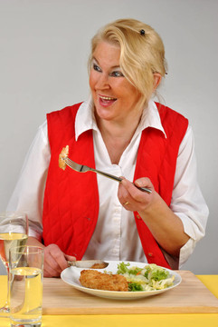 成熟女人吃有機食品和飲酒