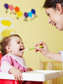 母親喂養(yǎng)嬰兒