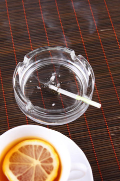 香煙和茶杯，煙灰缸