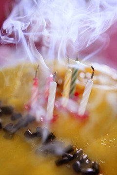 吹生日蛋糕蠟燭的煙霧