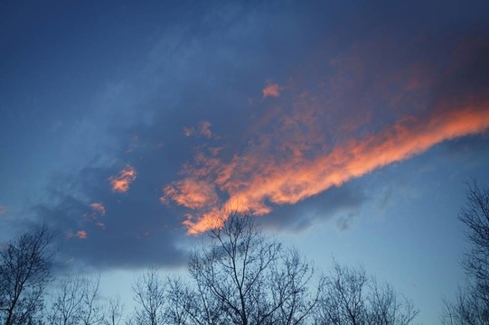 戲劇性的紅色藍(lán)色天空在夕陽(yáng)傍晚鮮艷的顏色；自然