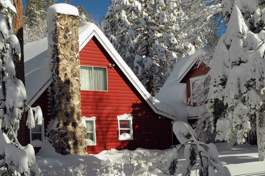 紅色的雪的小屋