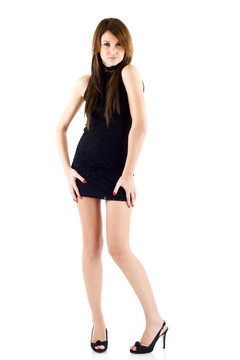 穿著黑色短禮服的漂亮的年輕女子