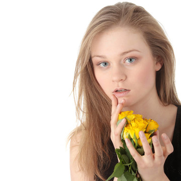 性感的金發(fā)女人穿著黑色連衣裙