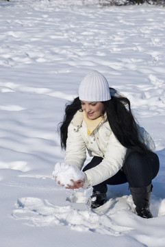 在雪中玩的女人