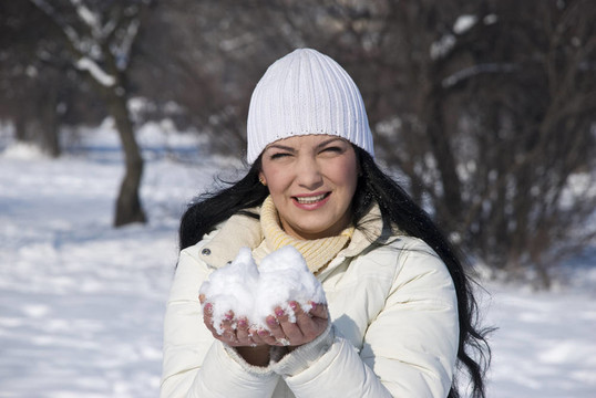 在一個(gè)冬天的陽(yáng)光燦爛的日子里，雪的女人