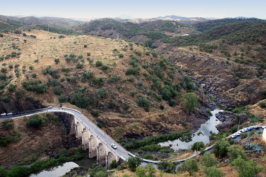 山上的橋