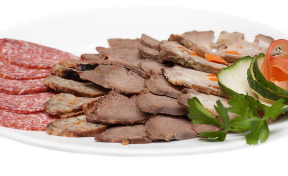 在盤子上的煙熏肉和香腸
