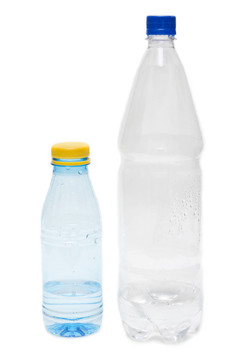 有水的兩個(gè)塑料瓶