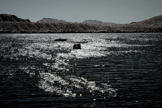 月光沙漠湖船