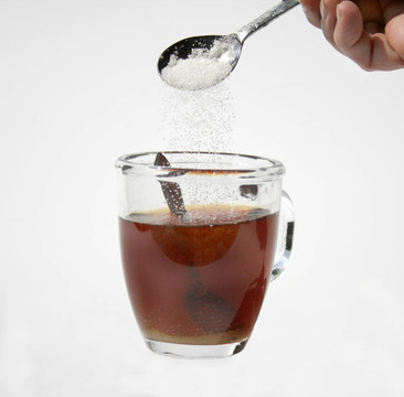 把糖放在一杯茶里