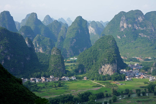 石灰?guī)r山地；中國