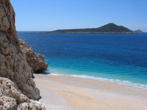 綠松石海和沙灘