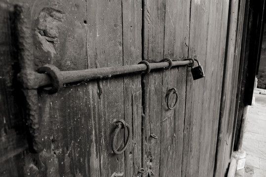 上鎖的門板兒