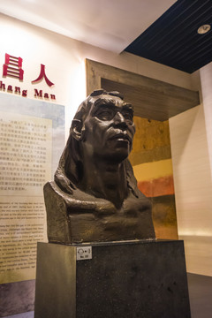 原始人塑像