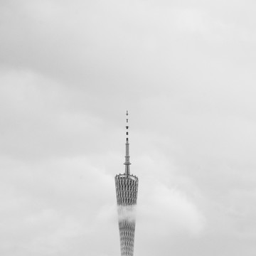 雨霧中的廣州塔
