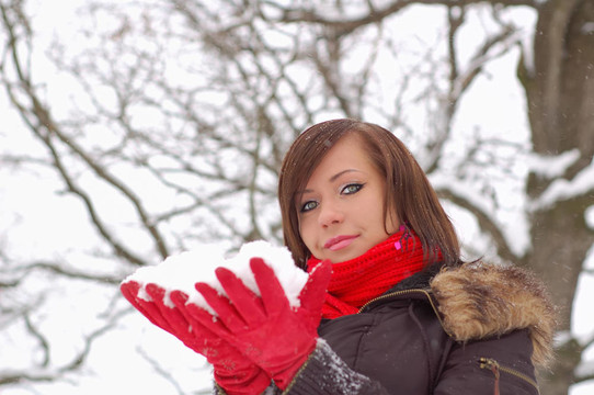 女人手中握著雪