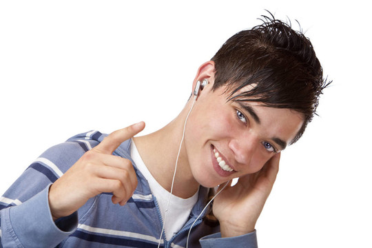 可愛的年輕男性聽MP3音樂的特寫